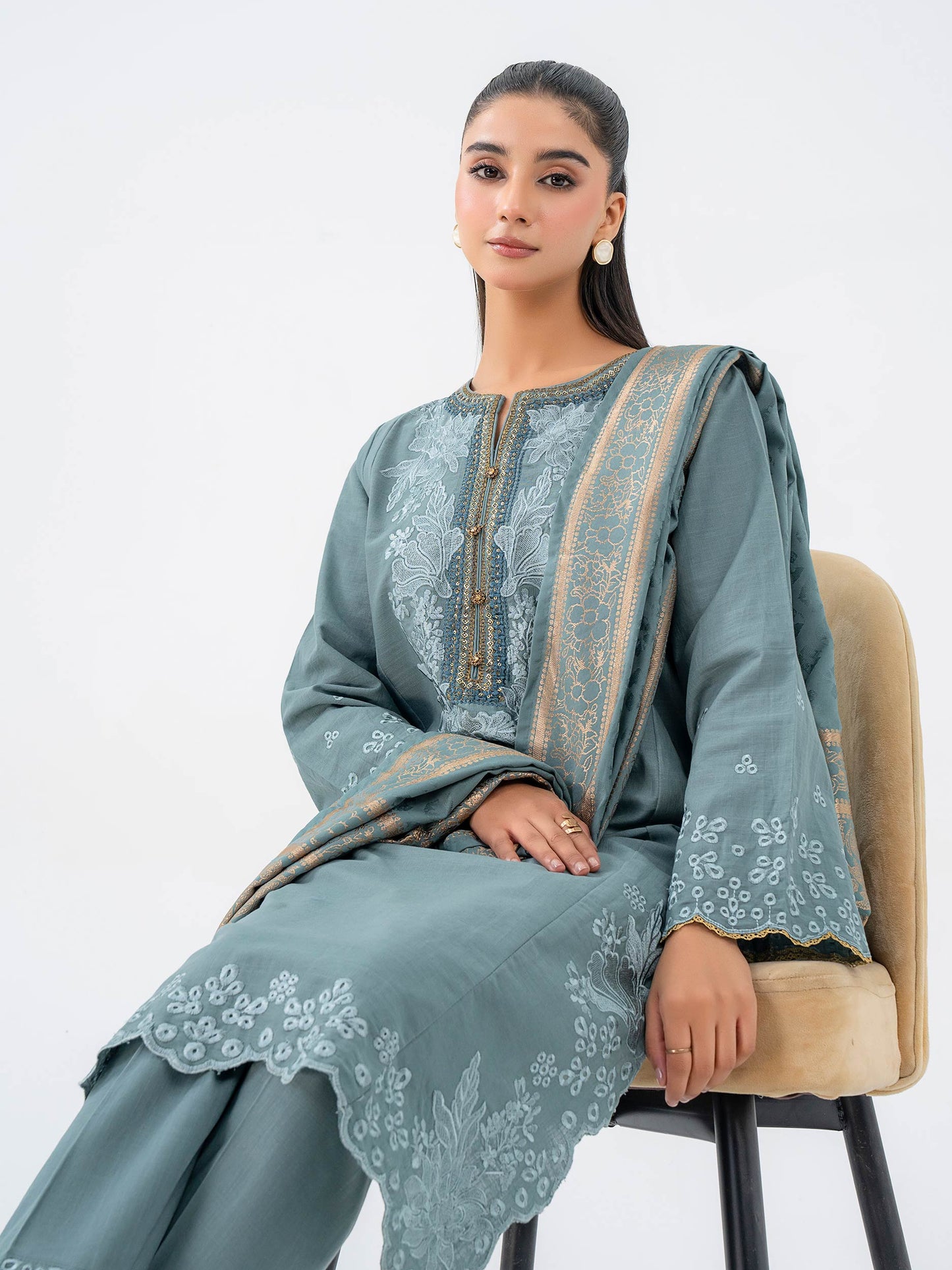 3 Piece Khaddar Suit-Embroidered (Pret)