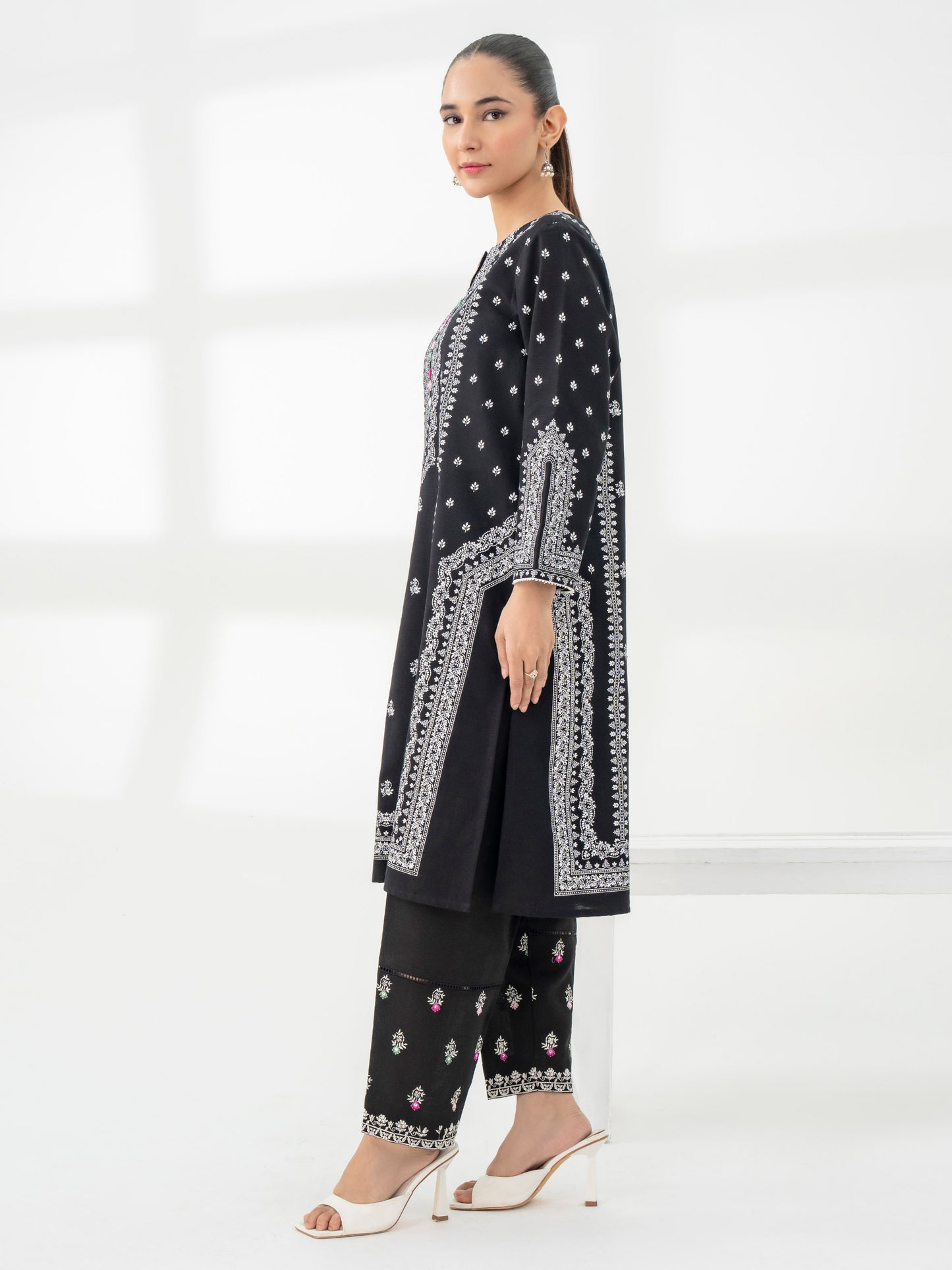 2 Piece Khaddar Suit-Embroidered (Pret)