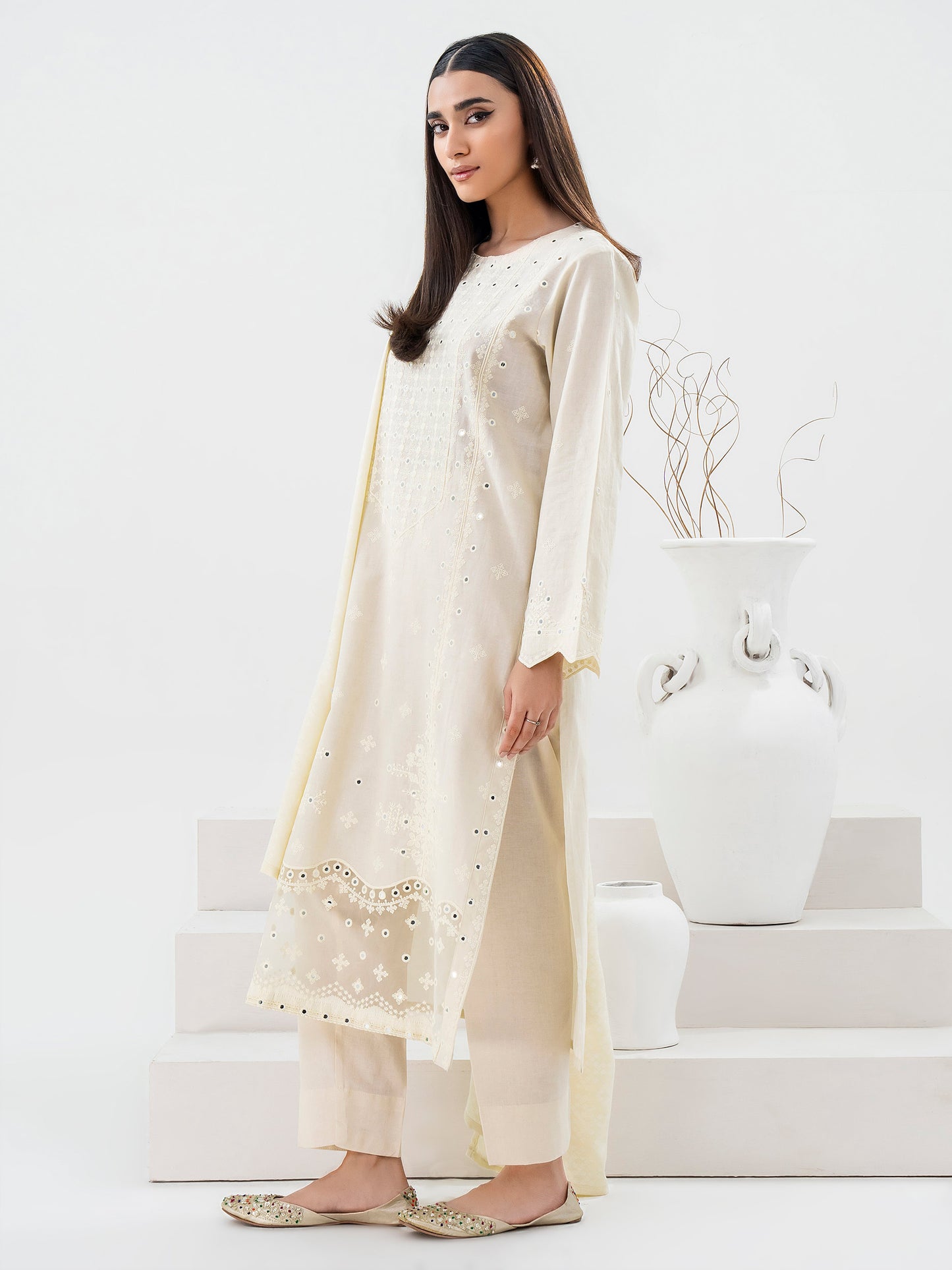 3 Piece Khaddar Suit-Embroidered (Pret)