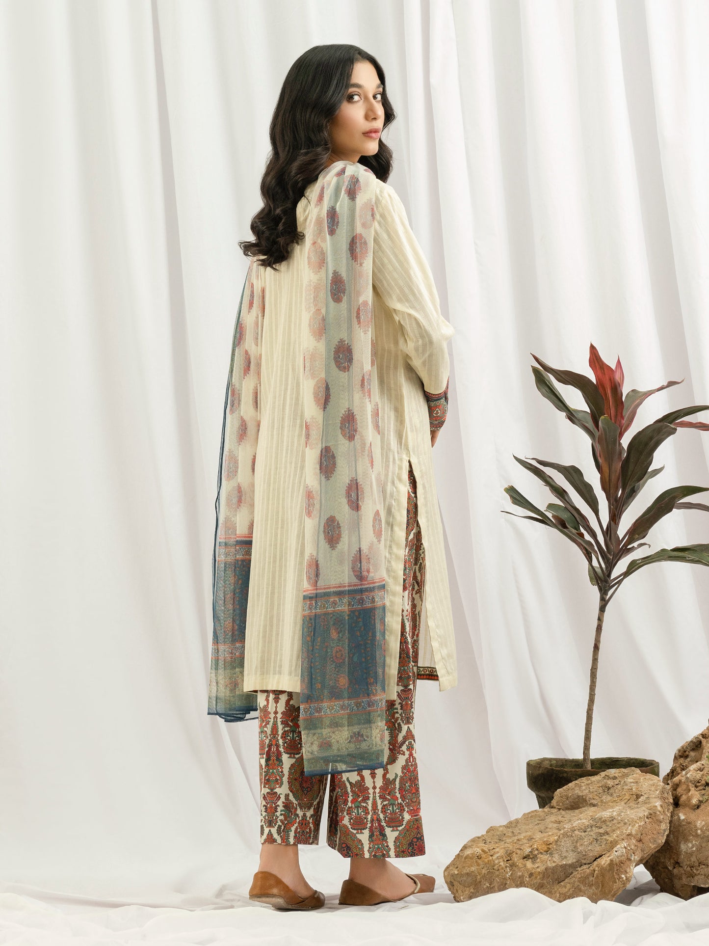 3 Piece Texture Lawn Suit- Embroidered (Pret)