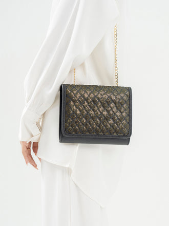 embroidered-clutch