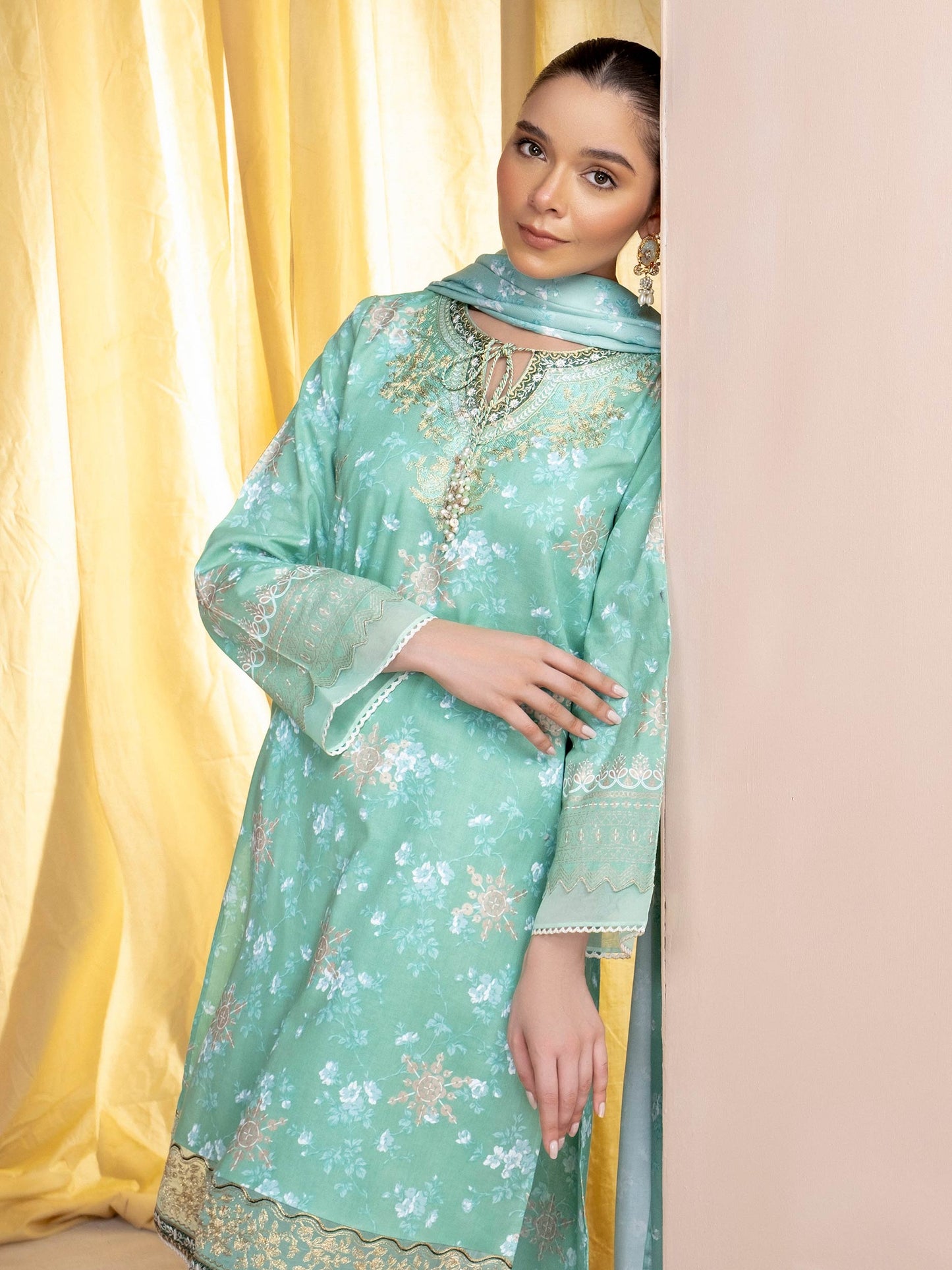 3 Piece Khaddar Suit-Embroidered (Unstitched)