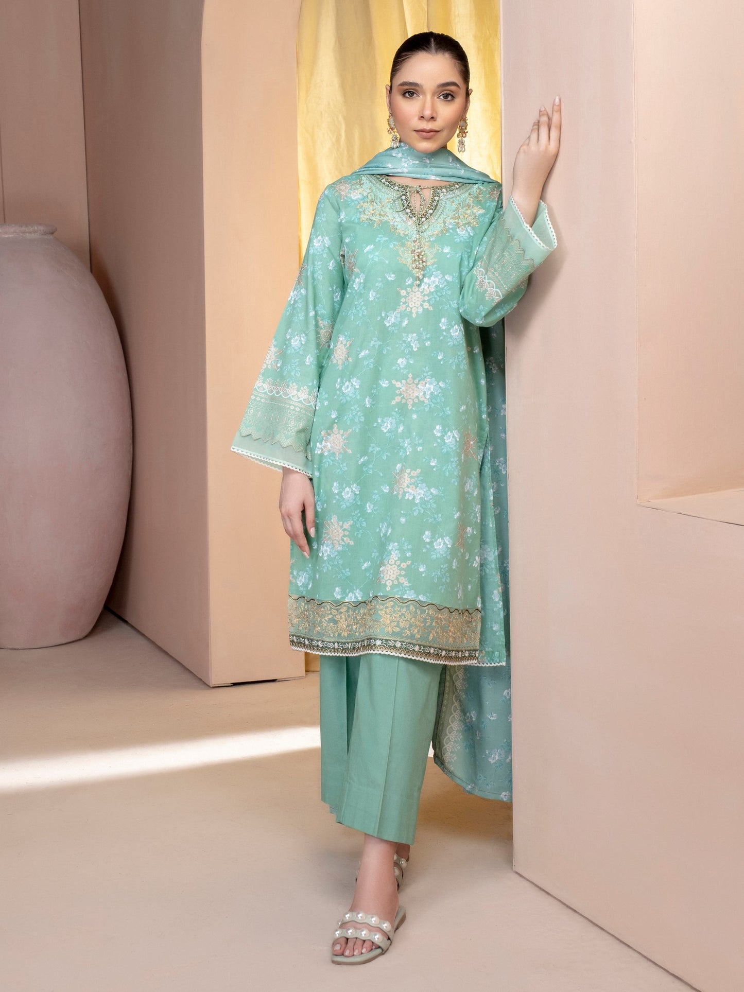 3 Piece Khaddar Suit-Embroidered (Unstitched)